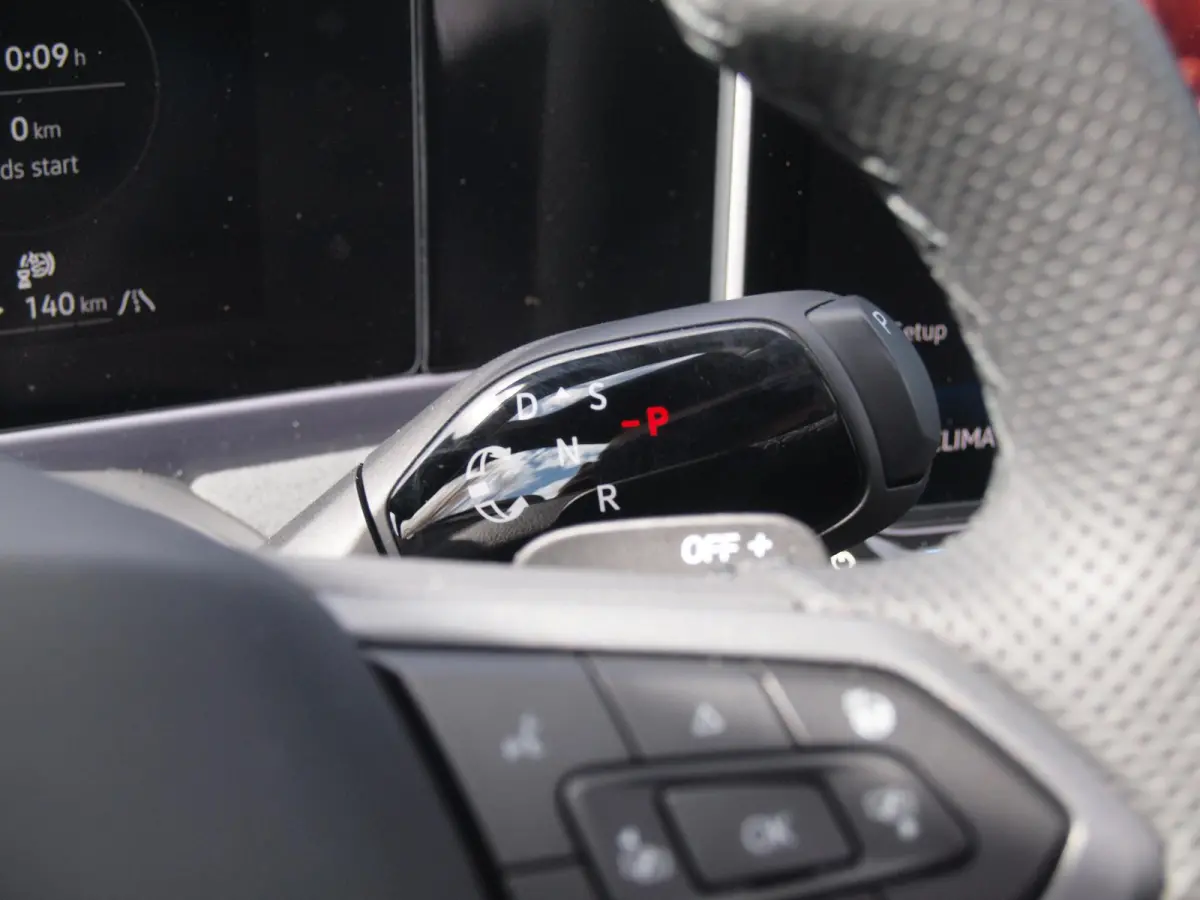 1.5 eHybrid R-Line Edition | Panoramadak | Black-Style | Head-Up Display | Trekhaak | Sfeerverlichting | NL-Auto |