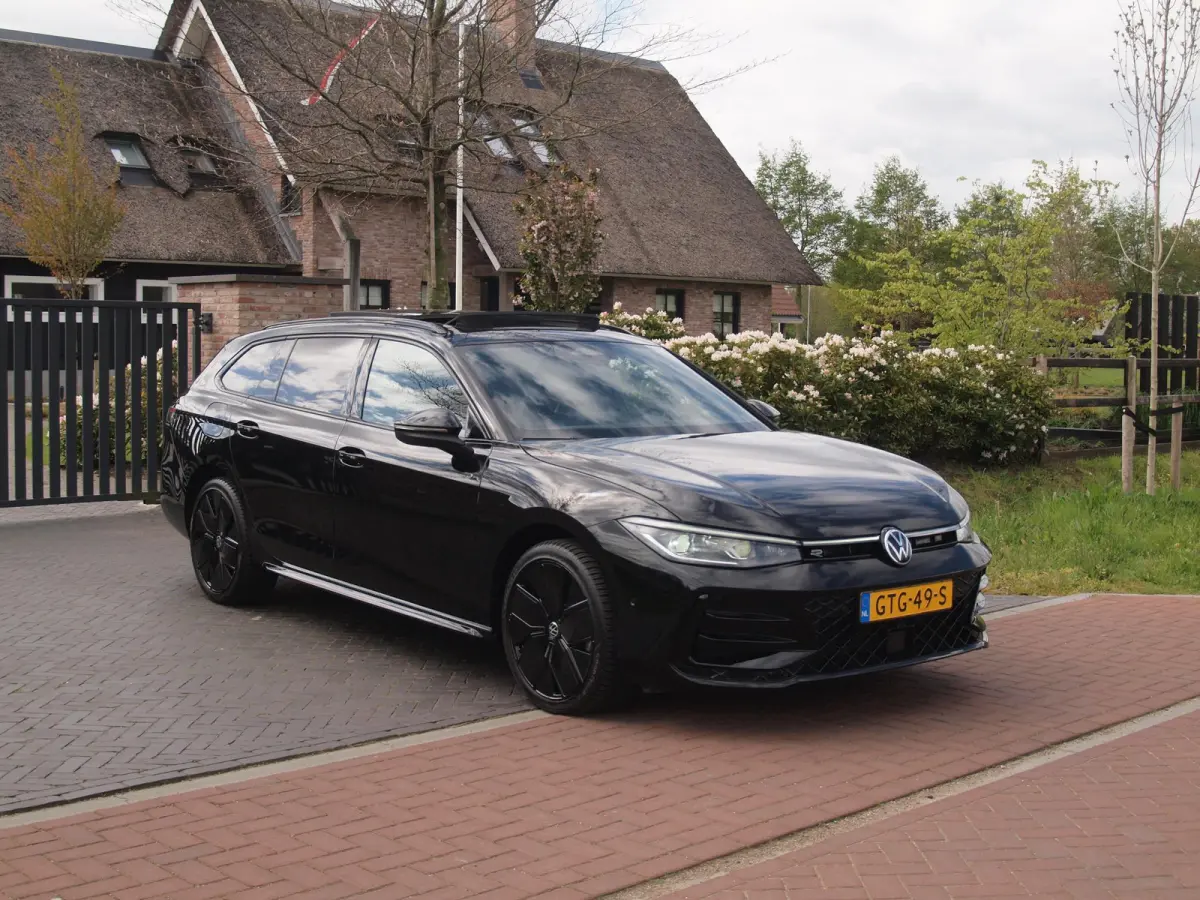 1.5 eHybrid R-Line Edition | Panoramadak | Black-Style | Head-Up Display | Trekhaak | Sfeerverlichting | NL-Auto |