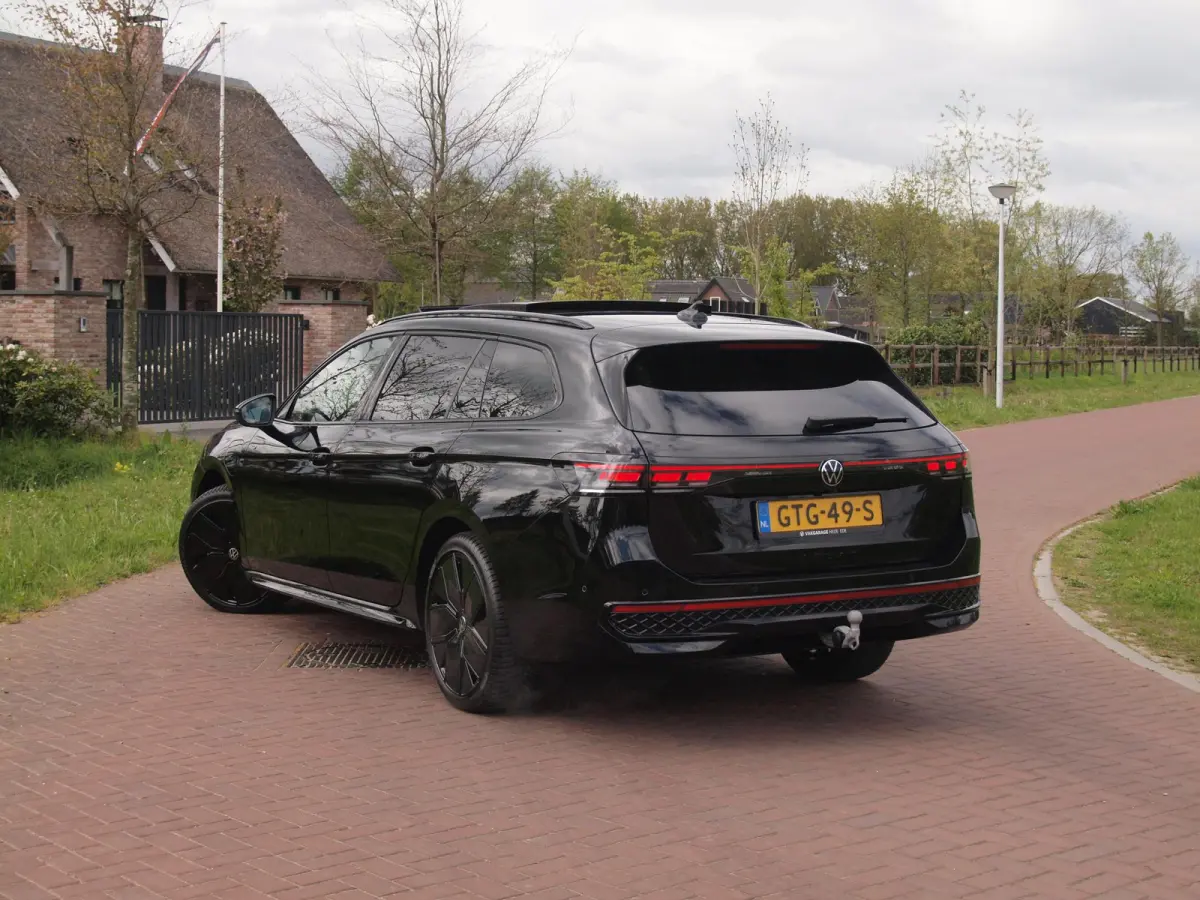 1.5 eHybrid R-Line Edition | Panoramadak | Black-Style | Head-Up Display | Trekhaak | Sfeerverlichting | NL-Auto |
