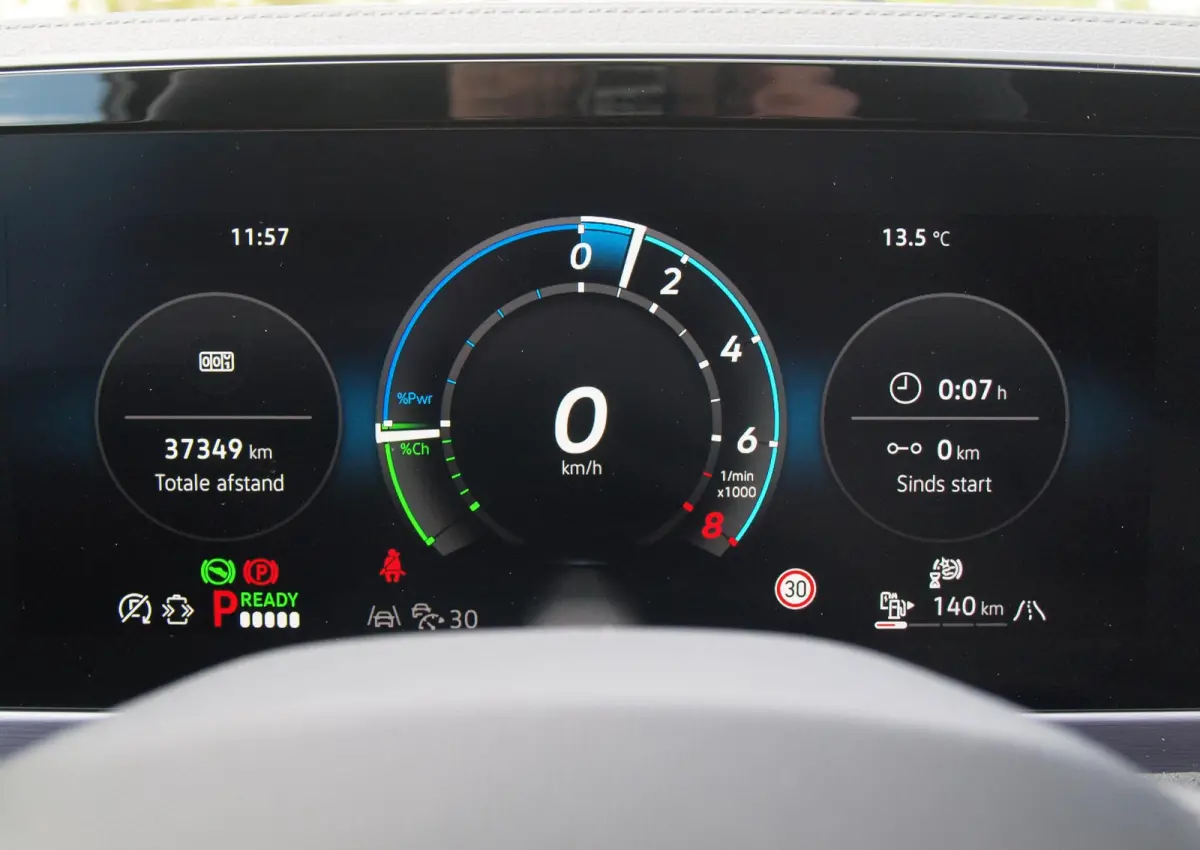 1.5 eHybrid R-Line Edition | Panoramadak | Black-Style | Head-Up Display | Trekhaak | Sfeerverlichting | NL-Auto |