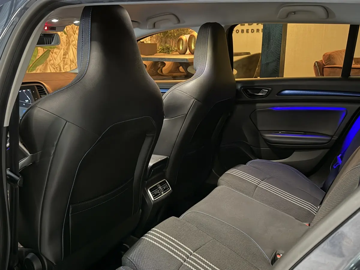 1.6 TCe GT 205pk|Automaat|Sport Kuipstoelen|Bose Audio|Trekhaak|Keyless|Digitale Cockpit|LED|Rijklaar