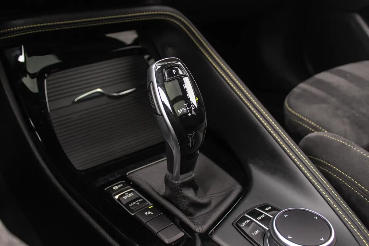 sDrive18i High Executive M-sport | 2e eigenaar | Driving Assistant | Panoramadak | 19 inch | Keyless entry | Head-up | Shadow line | HiFi audio | Stoelverwarming | Alcantara