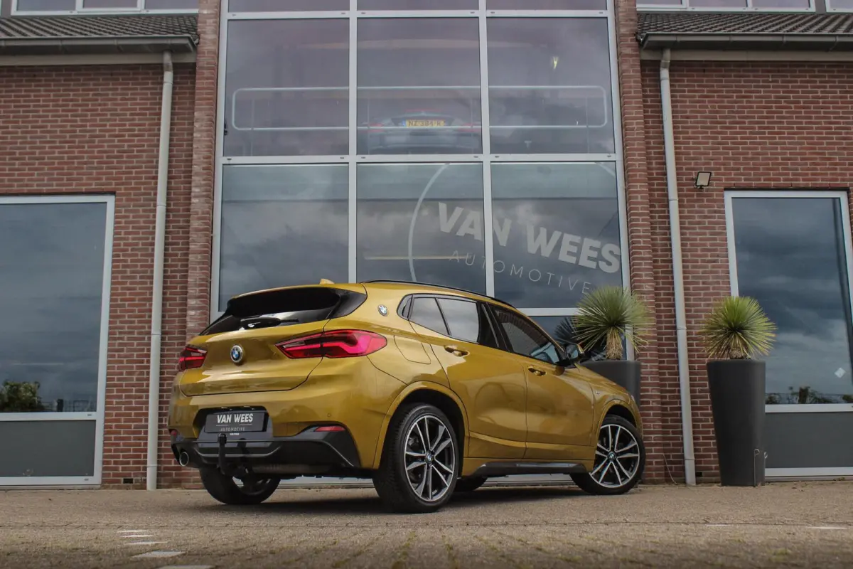 sDrive18i High Executive M-sport | 2e eigenaar | Driving Assistant | Panoramadak | 19 inch | Keyless entry | Head-up | Shadow line | HiFi audio | Stoelverwarming | Alcantara