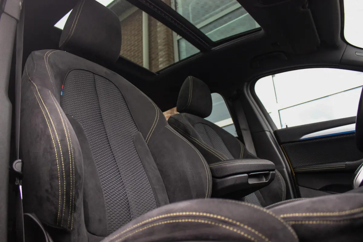 sDrive18i High Executive M-sport | 2e eigenaar | Driving Assistant | Panoramadak | 19 inch | Keyless entry | Head-up | Shadow line | HiFi audio | Stoelverwarming | Alcantara