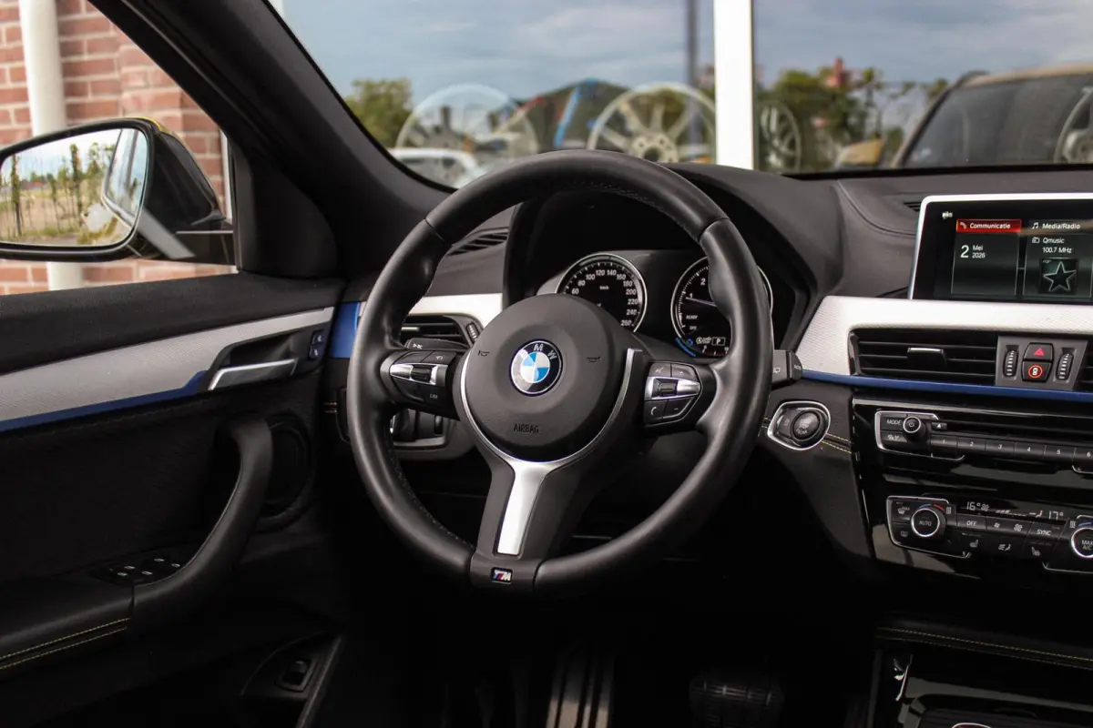 sDrive18i High Executive M-sport | 2e eigenaar | Driving Assistant | Panoramadak | 19 inch | Keyless entry | Head-up | Shadow line | HiFi audio | Stoelverwarming | Alcantara