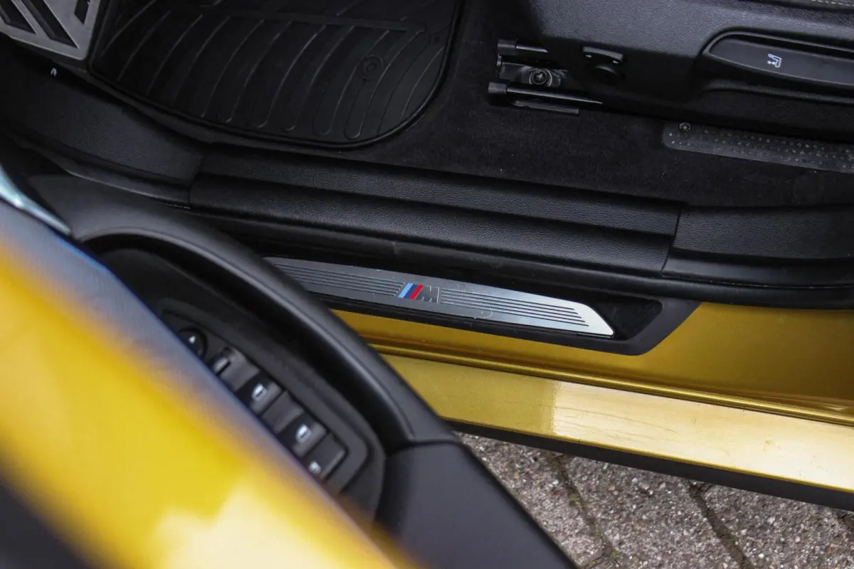 sDrive18i High Executive M-sport | 2e eigenaar | Driving Assistant | Panoramadak | 19 inch | Keyless entry | Head-up | Shadow line | HiFi audio | Stoelverwarming | Alcantara