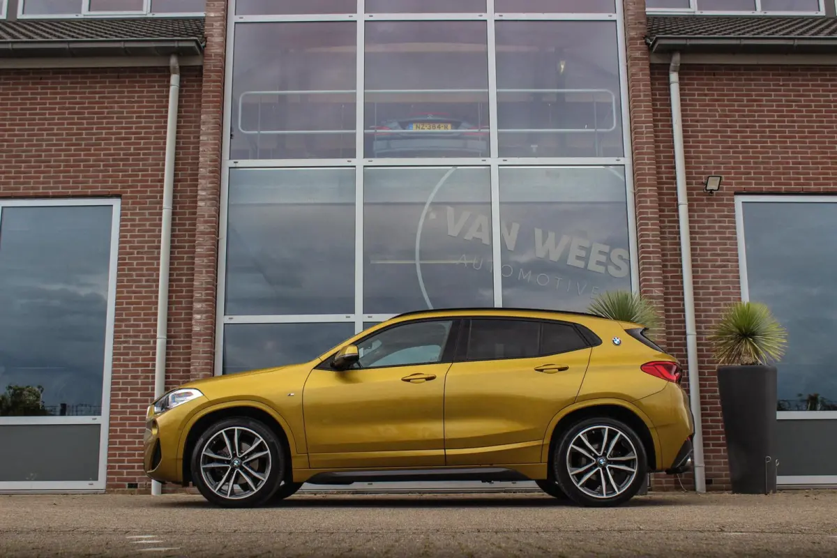 sDrive18i High Executive M-sport | 2e eigenaar | Driving Assistant | Panoramadak | 19 inch | Keyless entry | Head-up | Shadow line | HiFi audio | Stoelverwarming | Alcantara