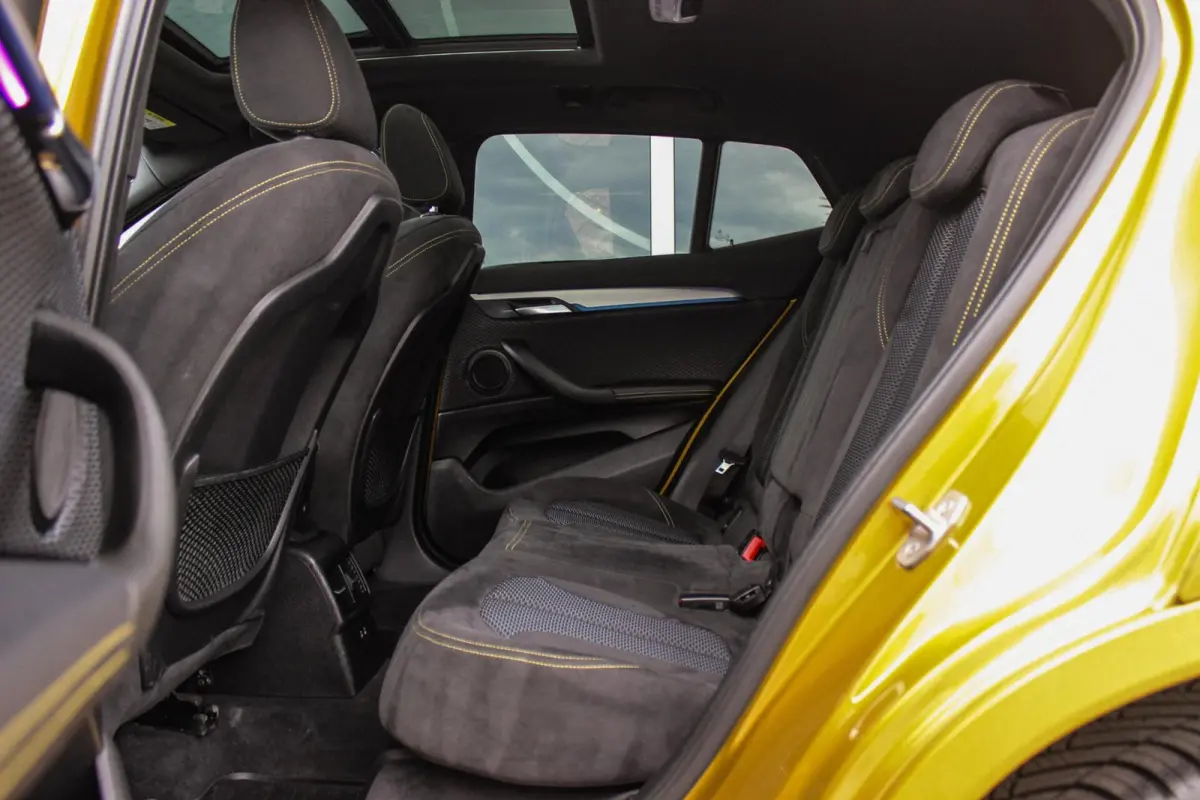 sDrive18i High Executive M-sport | 2e eigenaar | Driving Assistant | Panoramadak | 19 inch | Keyless entry | Head-up | Shadow line | HiFi audio | Stoelverwarming | Alcantara
