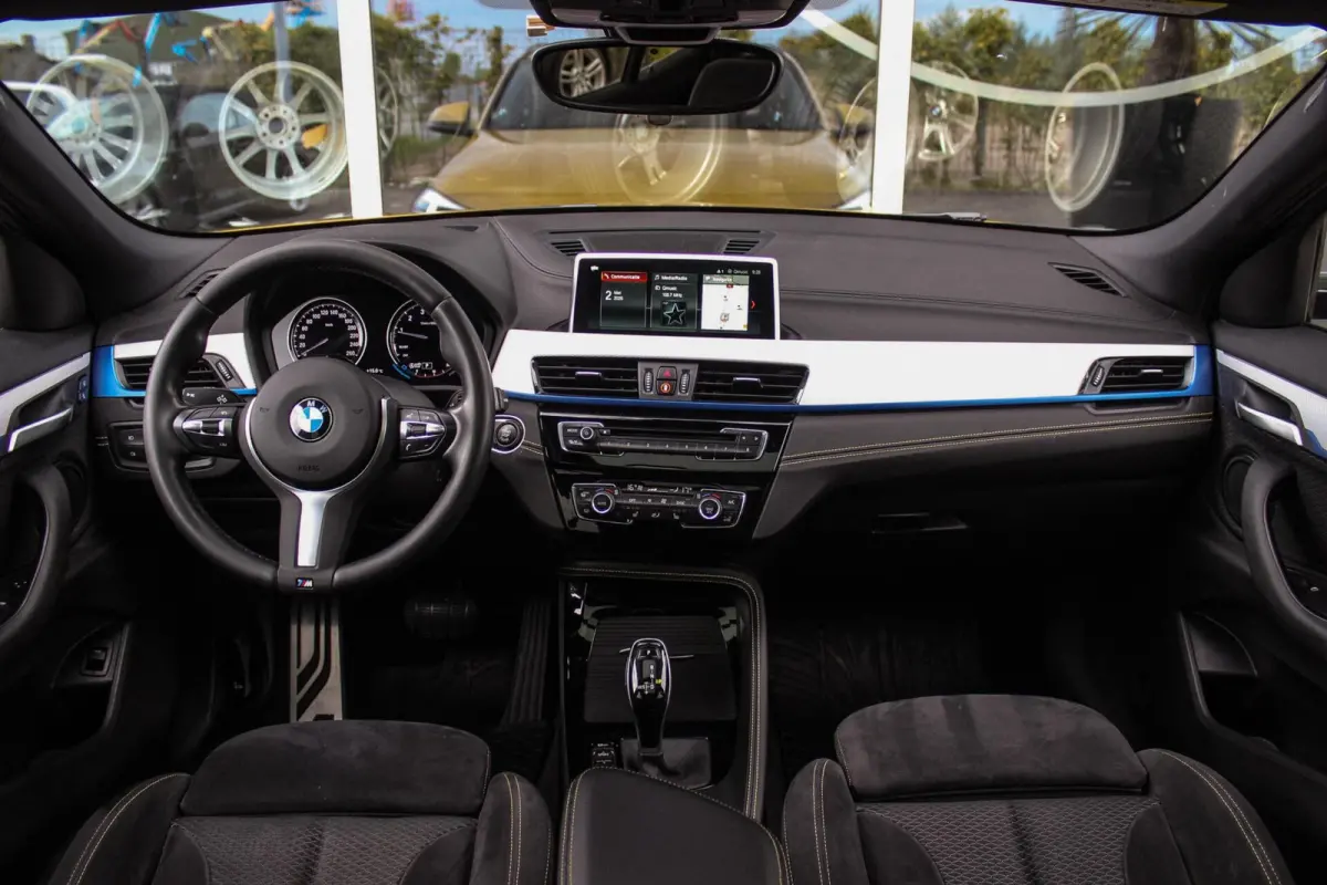 sDrive18i High Executive M-sport | 2e eigenaar | Driving Assistant | Panoramadak | 19 inch | Keyless entry | Head-up | Shadow line | HiFi audio | Stoelverwarming | Alcantara