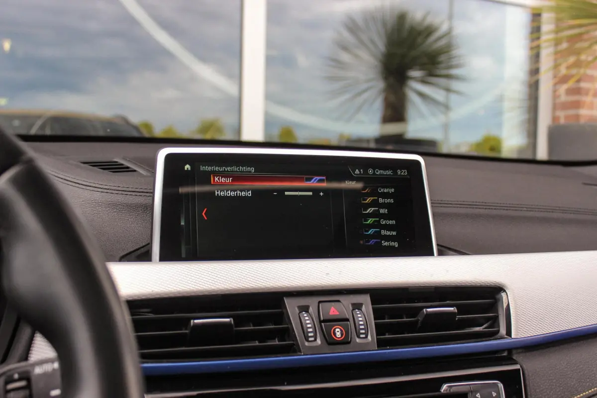 sDrive18i High Executive M-sport | 2e eigenaar | Driving Assistant | Panoramadak | 19 inch | Keyless entry | Head-up | Shadow line | HiFi audio | Stoelverwarming | Alcantara