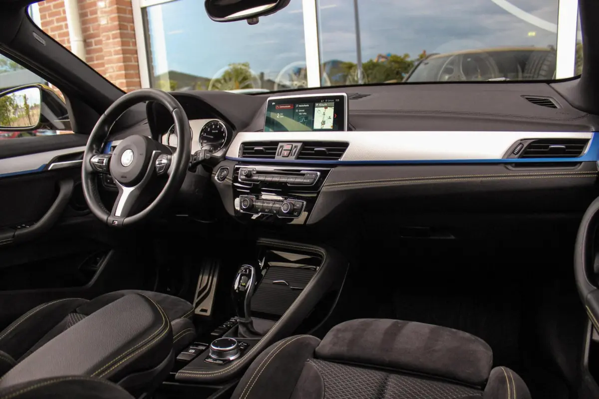 sDrive18i High Executive M-sport | 2e eigenaar | Driving Assistant | Panoramadak | 19 inch | Keyless entry | Head-up | Shadow line | HiFi audio | Stoelverwarming | Alcantara