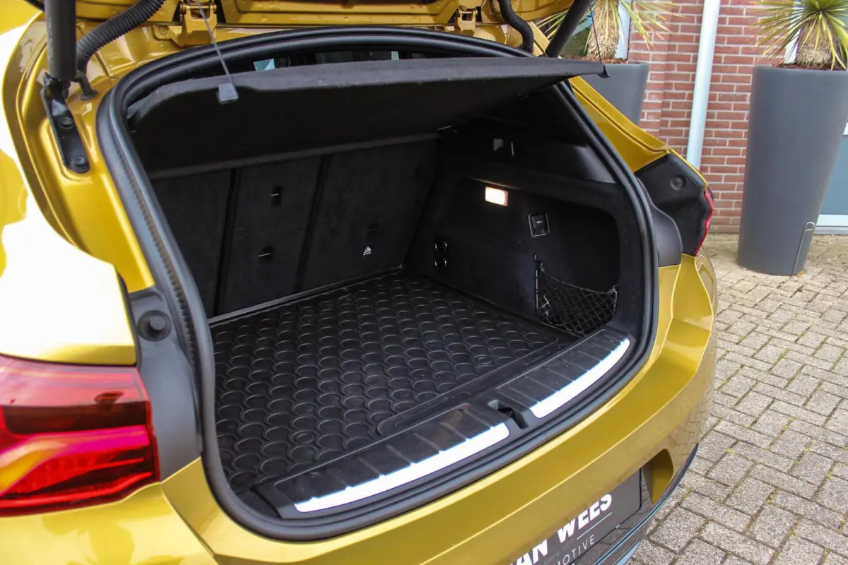 sDrive18i High Executive M-sport | 2e eigenaar | Driving Assistant | Panoramadak | 19 inch | Keyless entry | Head-up | Shadow line | HiFi audio | Stoelverwarming | Alcantara