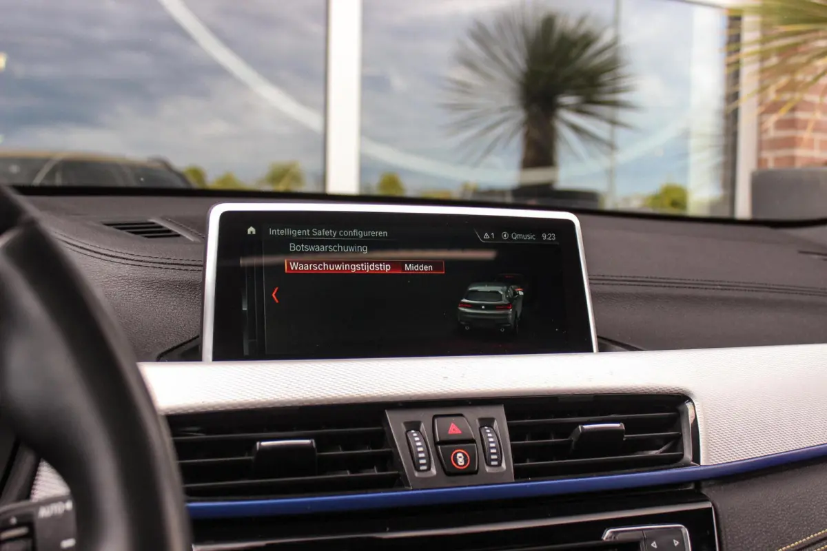 sDrive18i High Executive M-sport | 2e eigenaar | Driving Assistant | Panoramadak | 19 inch | Keyless entry | Head-up | Shadow line | HiFi audio | Stoelverwarming | Alcantara