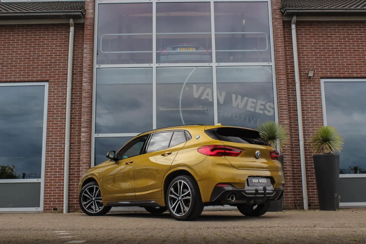 sDrive18i High Executive M-sport | 2e eigenaar | Driving Assistant | Panoramadak | 19 inch | Keyless entry | Head-up | Shadow line | HiFi audio | Stoelverwarming | Alcantara