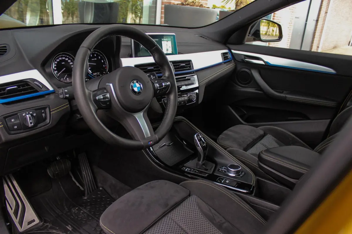 sDrive18i High Executive M-sport | 2e eigenaar | Driving Assistant | Panoramadak | 19 inch | Keyless entry | Head-up | Shadow line | HiFi audio | Stoelverwarming | Alcantara