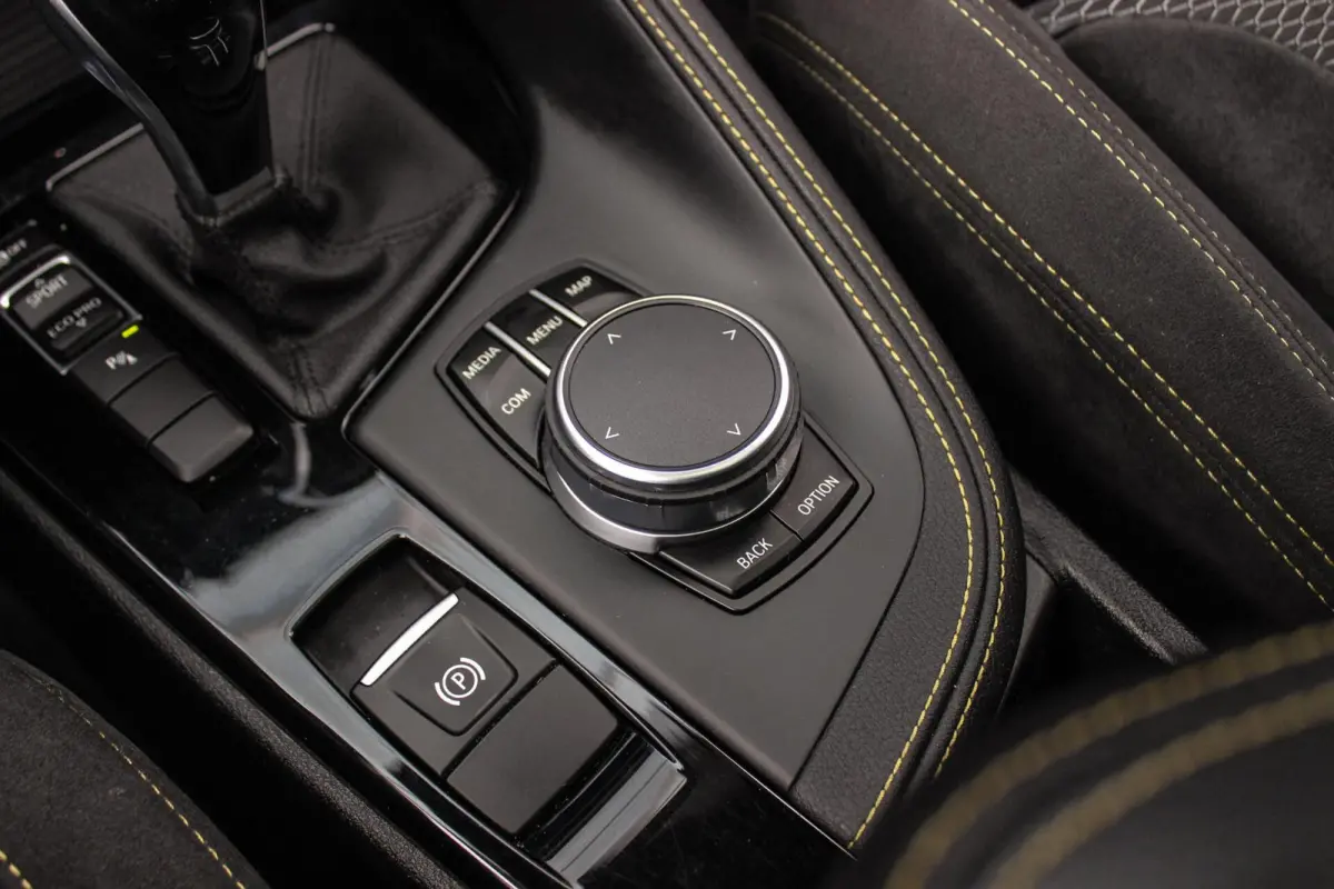 sDrive18i High Executive M-sport | 2e eigenaar | Driving Assistant | Panoramadak | 19 inch | Keyless entry | Head-up | Shadow line | HiFi audio | Stoelverwarming | Alcantara