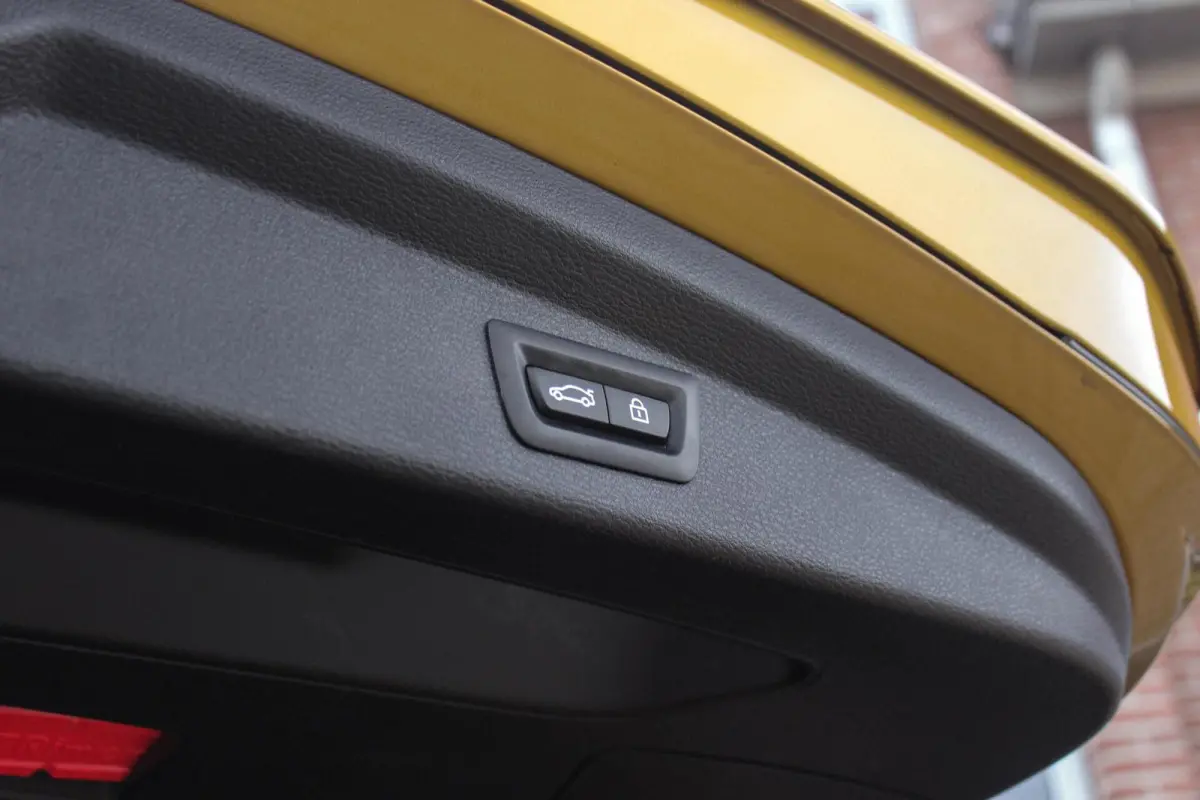 sDrive18i High Executive M-sport | 2e eigenaar | Driving Assistant | Panoramadak | 19 inch | Keyless entry | Head-up | Shadow line | HiFi audio | Stoelverwarming | Alcantara