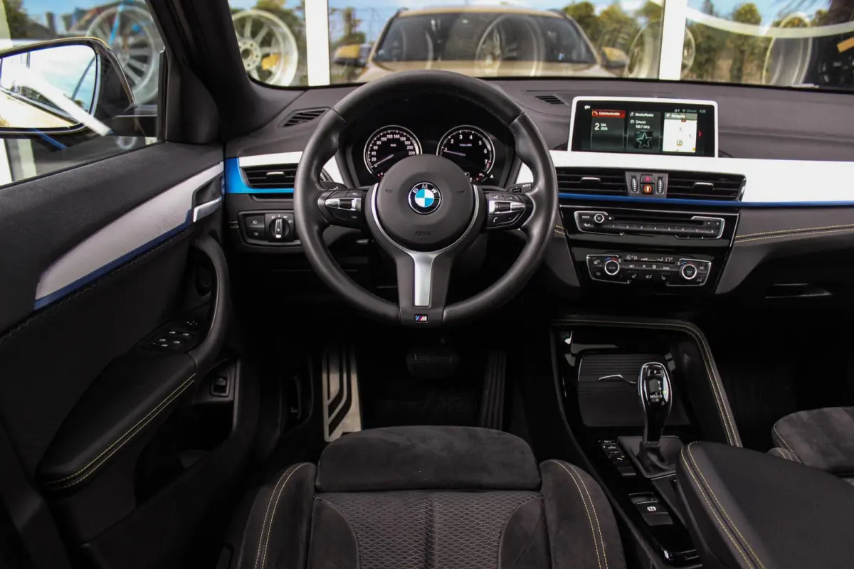 sDrive18i High Executive M-sport | 2e eigenaar | Driving Assistant | Panoramadak | 19 inch | Keyless entry | Head-up | Shadow line | HiFi audio | Stoelverwarming | Alcantara