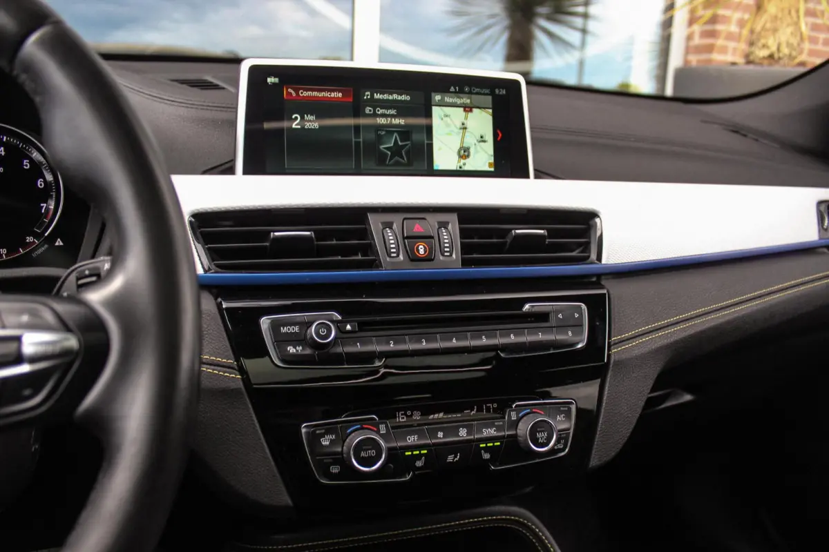 sDrive18i High Executive M-sport | 2e eigenaar | Driving Assistant | Panoramadak | 19 inch | Keyless entry | Head-up | Shadow line | HiFi audio | Stoelverwarming | Alcantara