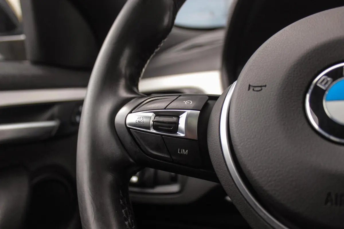 sDrive18i High Executive M-sport | 2e eigenaar | Driving Assistant | Panoramadak | 19 inch | Keyless entry | Head-up | Shadow line | HiFi audio | Stoelverwarming | Alcantara