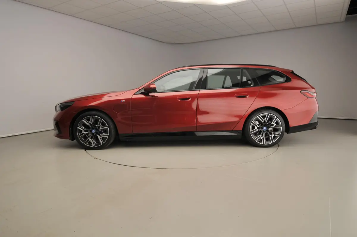 530e | M-Sportpakket | LED | HUD | Active cruise | Panoramadak | Keyles go | DAB | Harman-kardon sound | Alu 20 inch