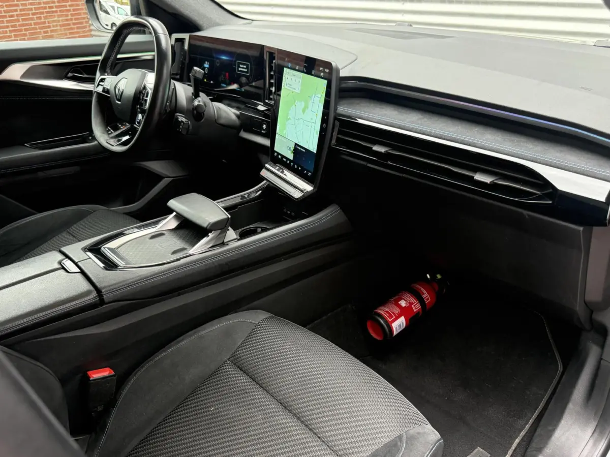 E-Tech full hybrid Led Carplay 7 Pers Pano 23 Hoge Instap Dealer Onderhouden Eerste Eigenaar Full Options Massage Sfeerverlichting Camera Perfecte Staat