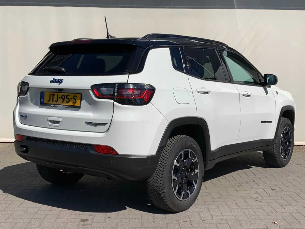4xe 240 Plug-in Hybrid Trailhawk Airco | Camera | Cruise Control Adaptief | DAB | Keyless | LED | 17" | PDC V&A | Stoelverkoeling |