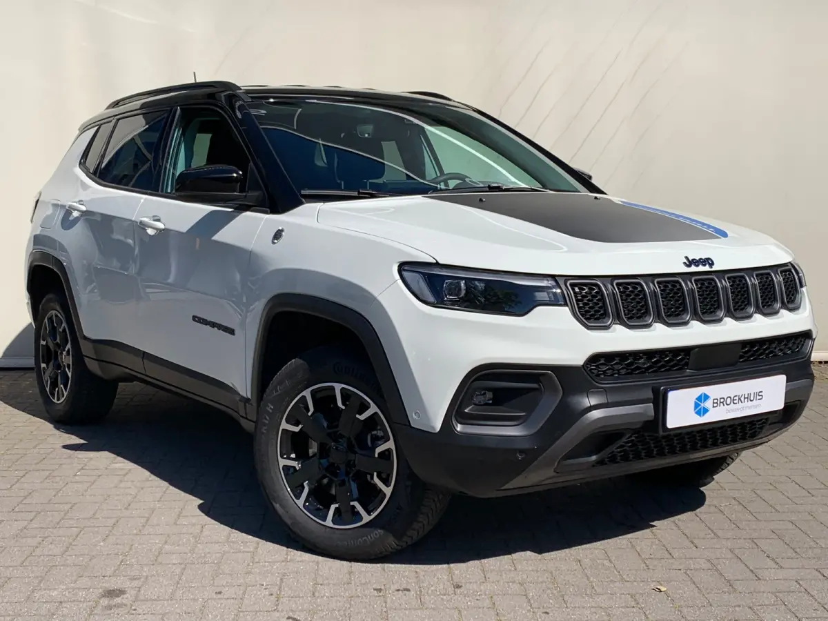 4xe 240 Plug-in Hybrid Trailhawk Airco | Camera | Cruise Control Adaptief | DAB | Keyless | LED | 17" | PDC V&A | Stoelverkoeling |