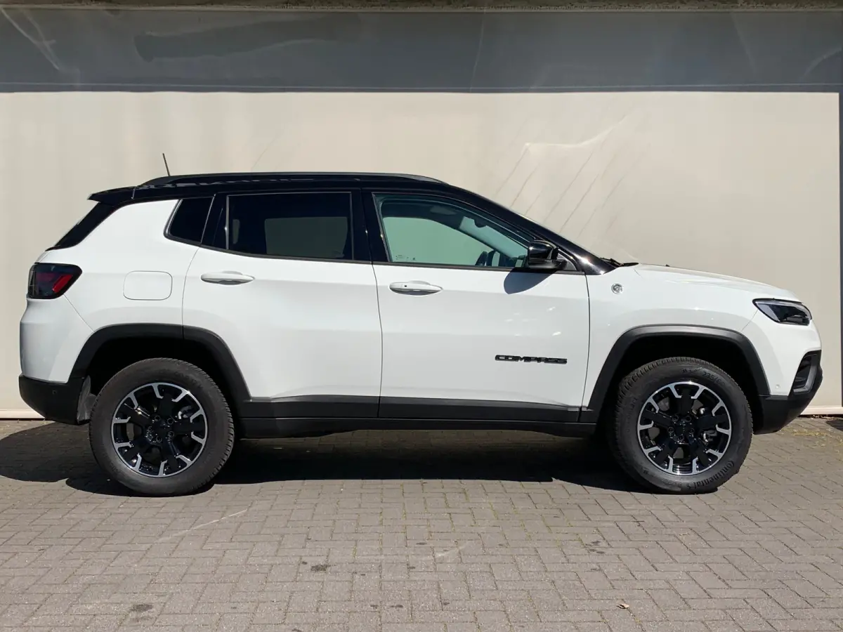 4xe 240 Plug-in Hybrid Trailhawk Airco | Camera | Cruise Control Adaptief | DAB | Keyless | LED | 17" | PDC V&A | Stoelverkoeling |