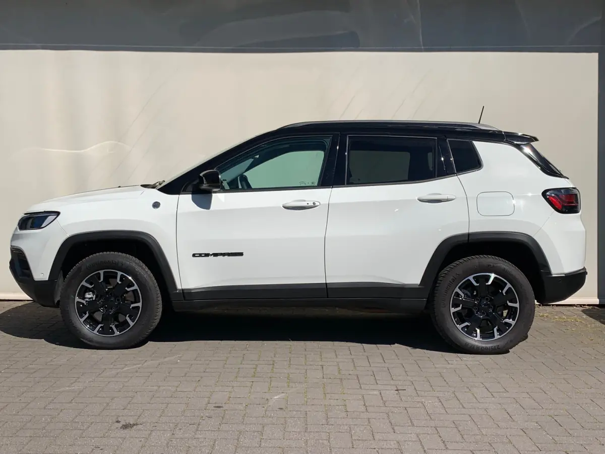 4xe 240 Plug-in Hybrid Trailhawk Airco | Camera | Cruise Control Adaptief | DAB | Keyless | LED | 17" | PDC V&A | Stoelverkoeling |