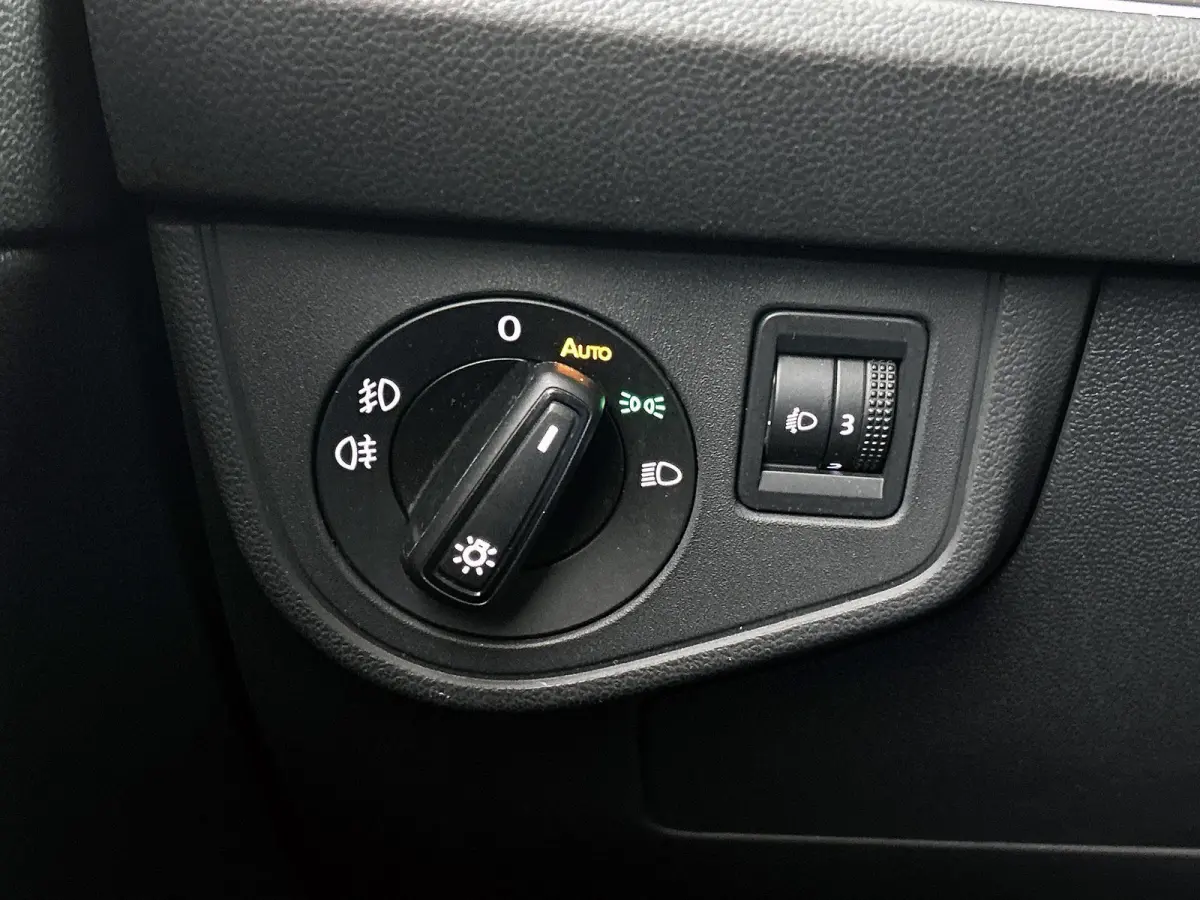 1.0 TSI Life Business | 95 PK | Stoelverwarming | Digital Cockpit | Climatronic (Automatische Airco) | Parkeersensoren |
