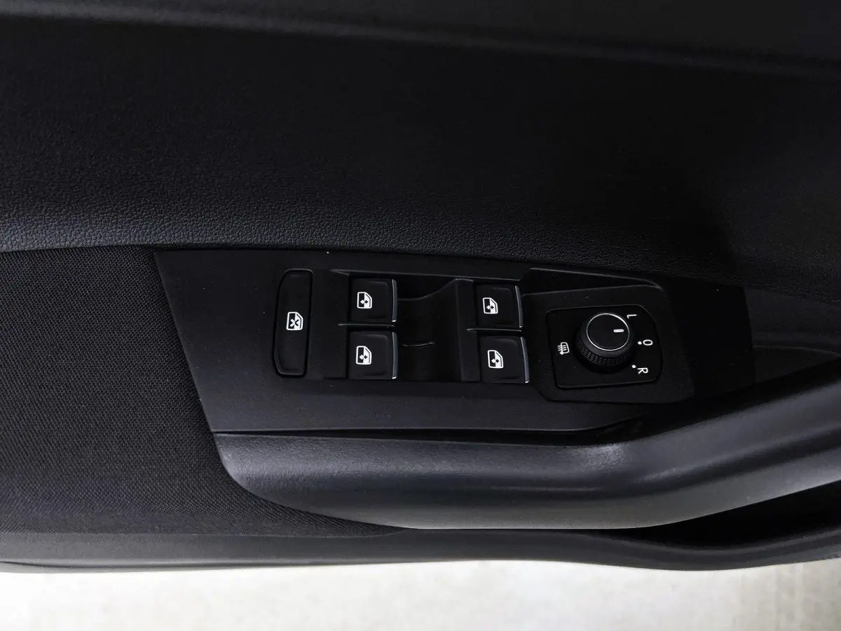 1.0 TSI Life Business | 95 PK | Stoelverwarming | Digital Cockpit | Climatronic (Automatische Airco) | Parkeersensoren |