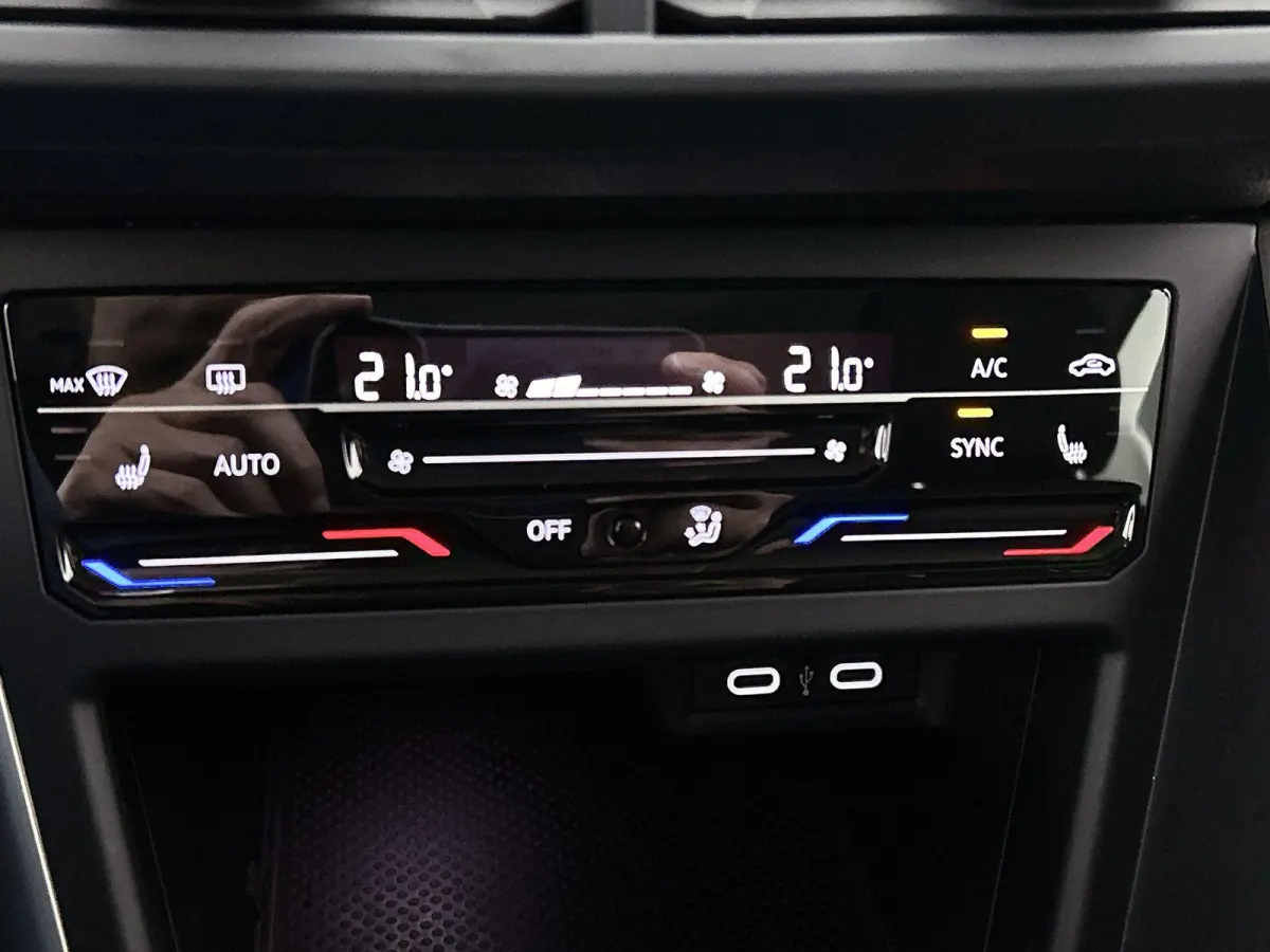 1.0 TSI Life Business | 95 PK | Stoelverwarming | Digital Cockpit | Climatronic (Automatische Airco) | Parkeersensoren |