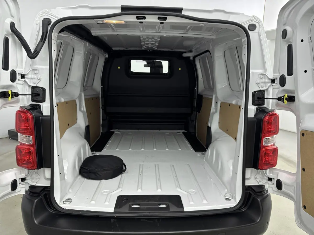Electric L2 136pk 75 kWh Automaat | ACCU 97% | Camera | 3- Persoons | Draadlos Carplay | Navigatie