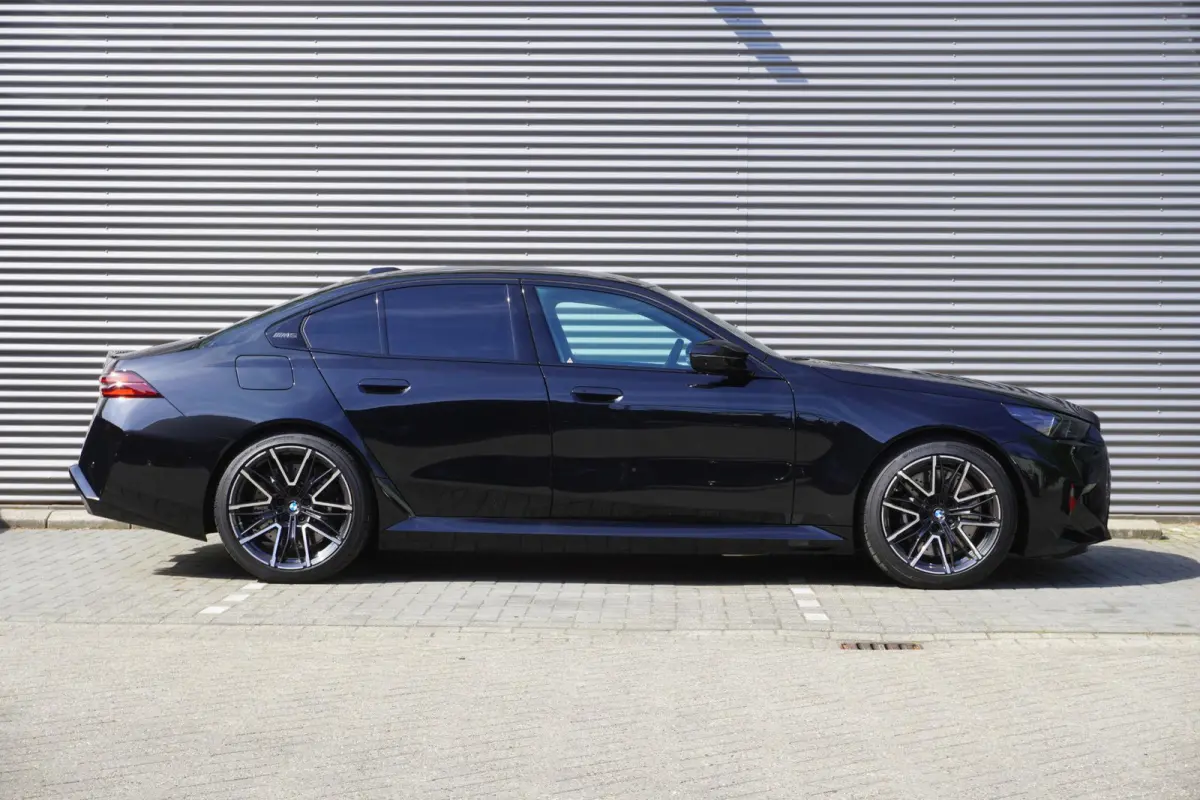 Sedan Bowers & Wilkins Surround Sound System | Glazen panoramadak | Driving Assistant Professional | M Driver's Pack | Comfort Access | Stuurwielrand verwarmd