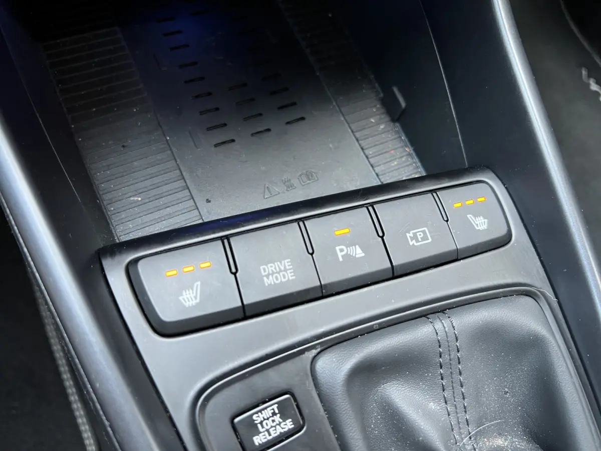 Premium 1.0 T-GDi Automaat | Camera | Climate controle | Carplay | Stoelverwarming | Digitaal cockpit | Stuurverwarming | Privacy Glass | Dodehoekdetectie