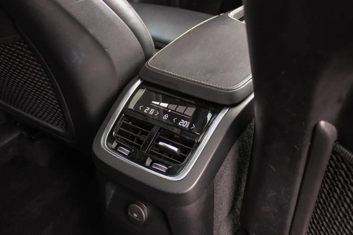 2.0 T8 Recharge AWD Inscription Exclusive | 1e eigenaar | NL auto | Stoelventilatie | Massage | Harman Kardon | Stuurverwarming | 360 camera | Panoramadak | Nappaleer | DAB