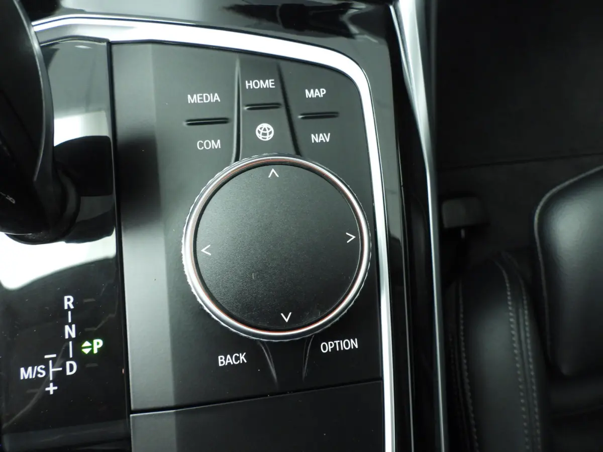 320i | LED | Navigatie | Sportstoelen | Stoelverwarming | Keyles go | Chrome line | DAB | hifi speakers | Alu 18 inch
