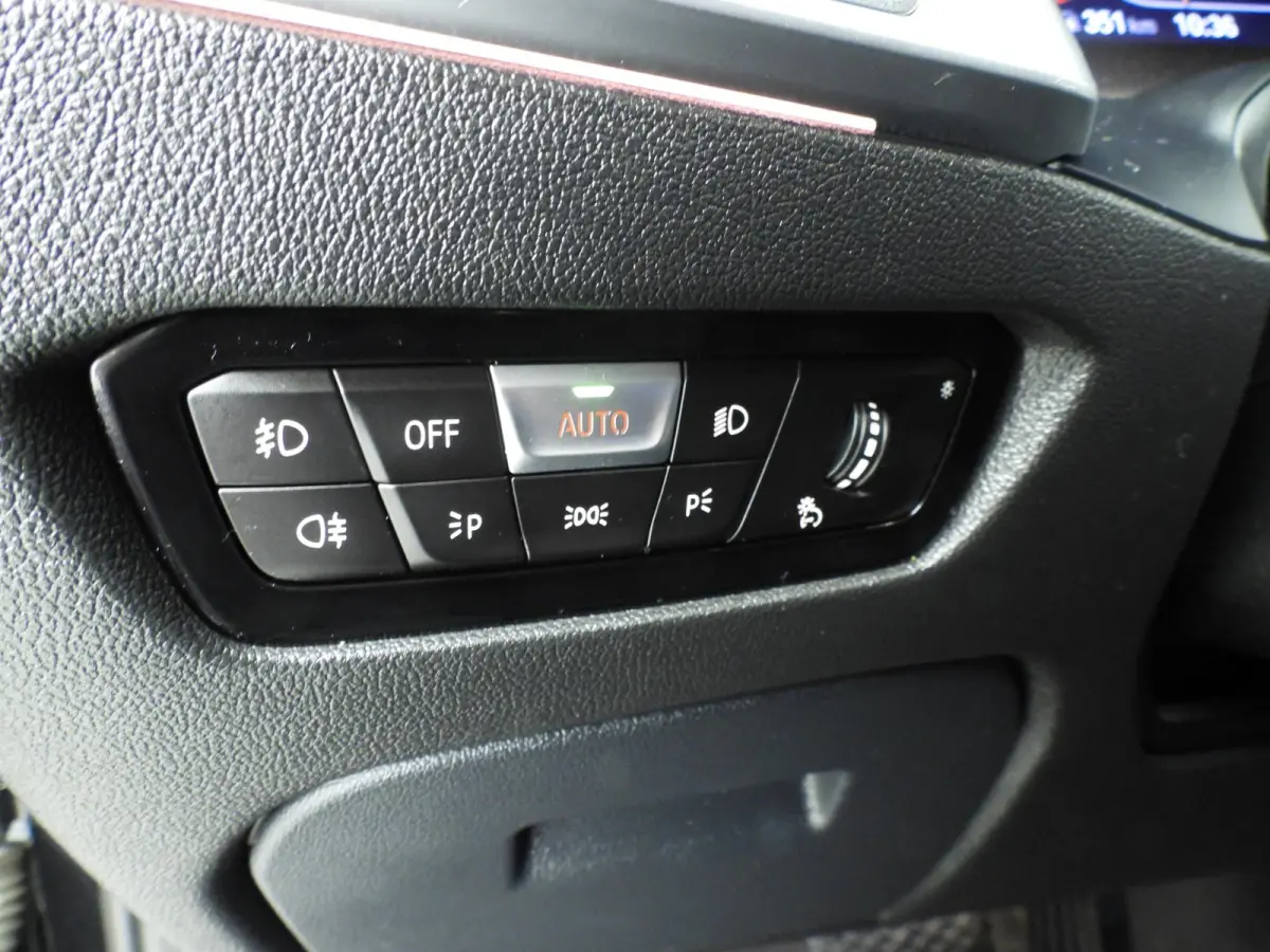 320i | LED | Navigatie | Sportstoelen | Stoelverwarming | Keyles go | Chrome line | DAB | hifi speakers | Alu 18 inch