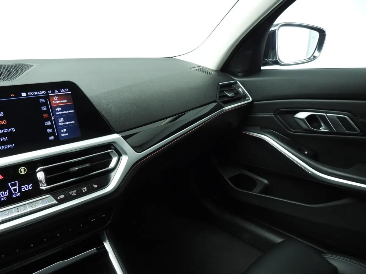 320i | LED | Navigatie | Sportstoelen | Stoelverwarming | Keyles go | Chrome line | DAB | hifi speakers | Alu 18 inch