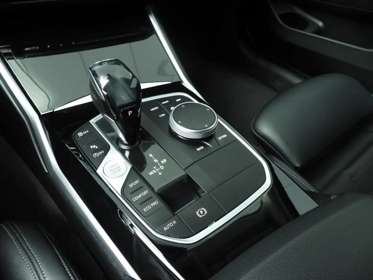 320i | LED | Navigatie | Sportstoelen | Stoelverwarming | Keyles go | Chrome line | DAB | hifi speakers | Alu 18 inch