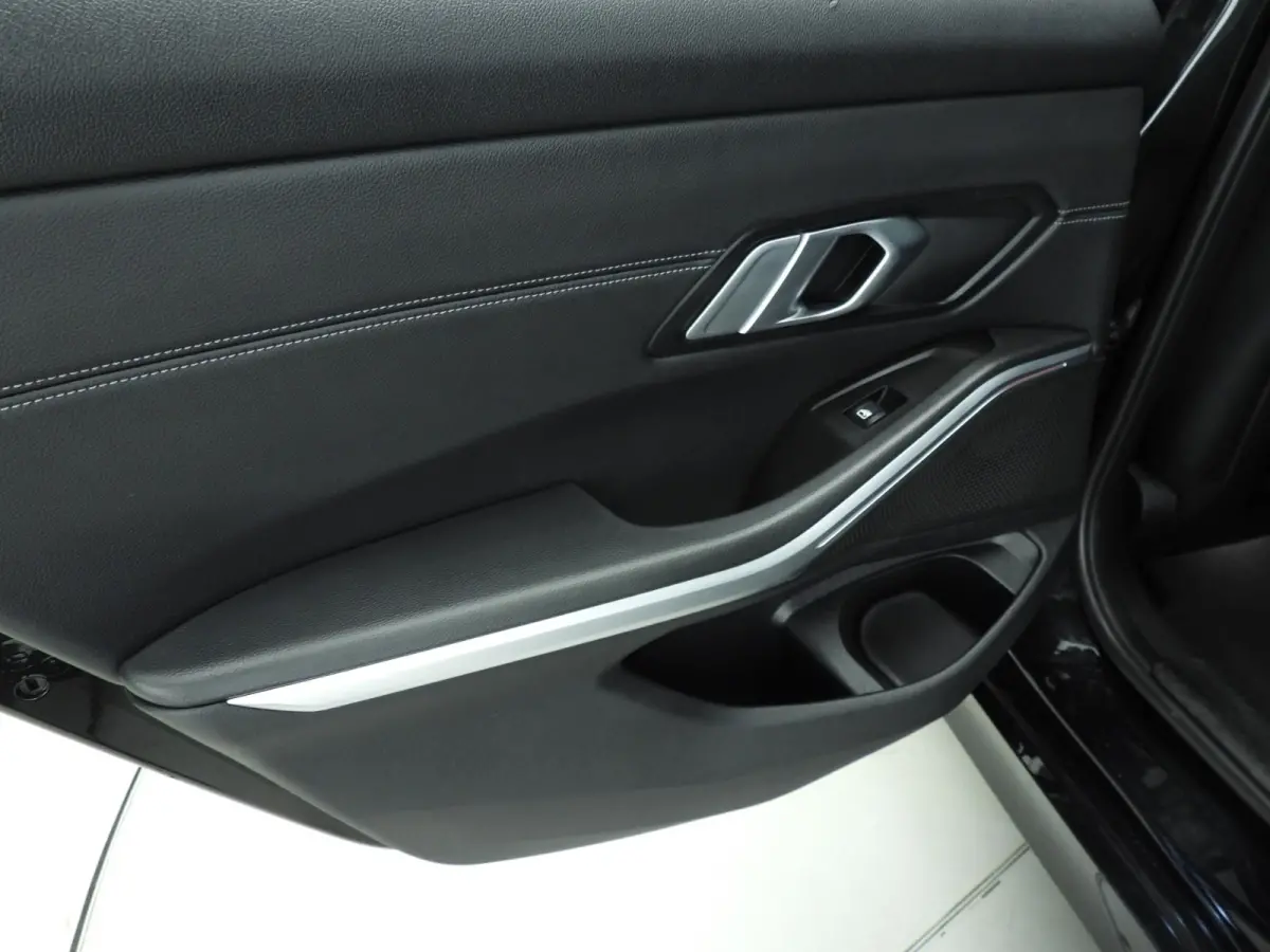 320i | LED | Navigatie | Sportstoelen | Stoelverwarming | Keyles go | Chrome line | DAB | hifi speakers | Alu 18 inch