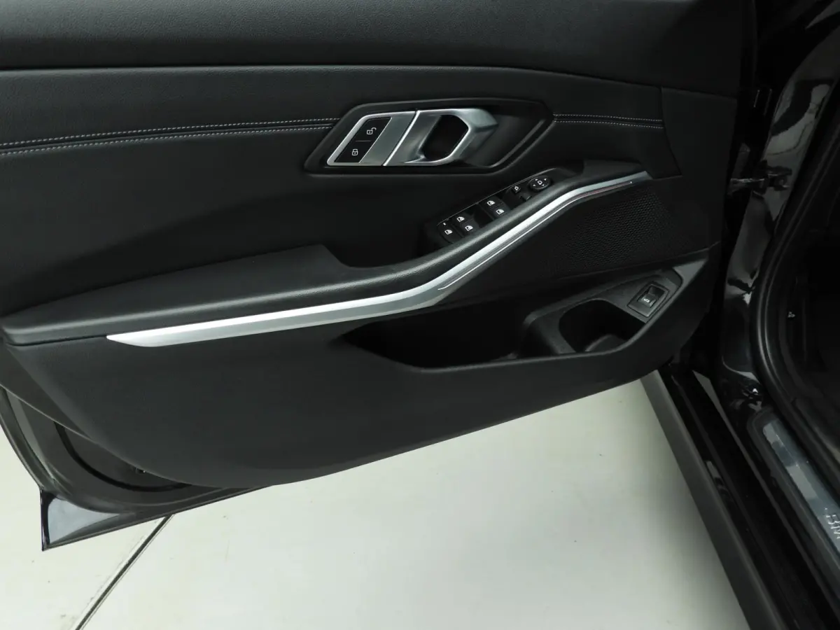 320i | LED | Navigatie | Sportstoelen | Stoelverwarming | Keyles go | Chrome line | DAB | hifi speakers | Alu 18 inch