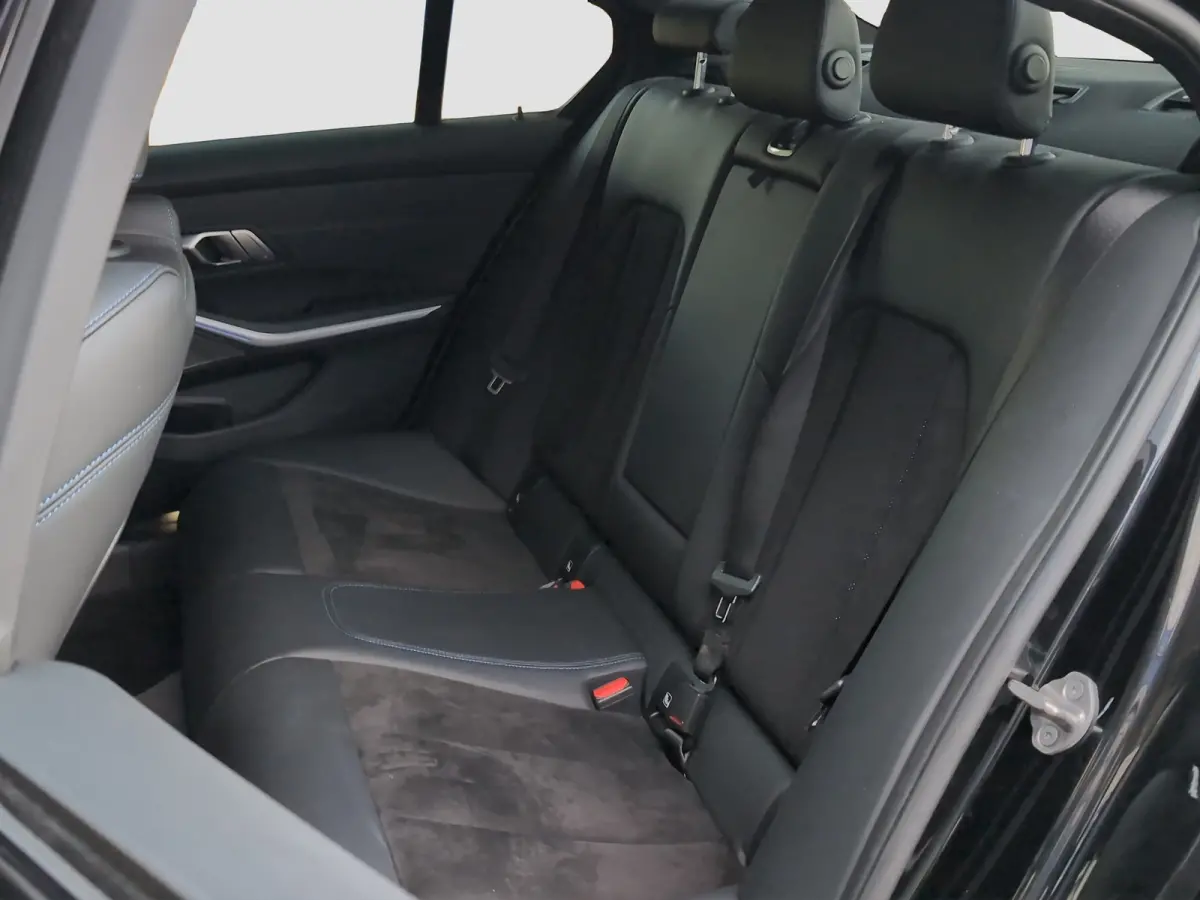 318i Executive Edition | M Sport | Harman/Kardon | Stoelverwarming | Camera | Cruise control | Navi |