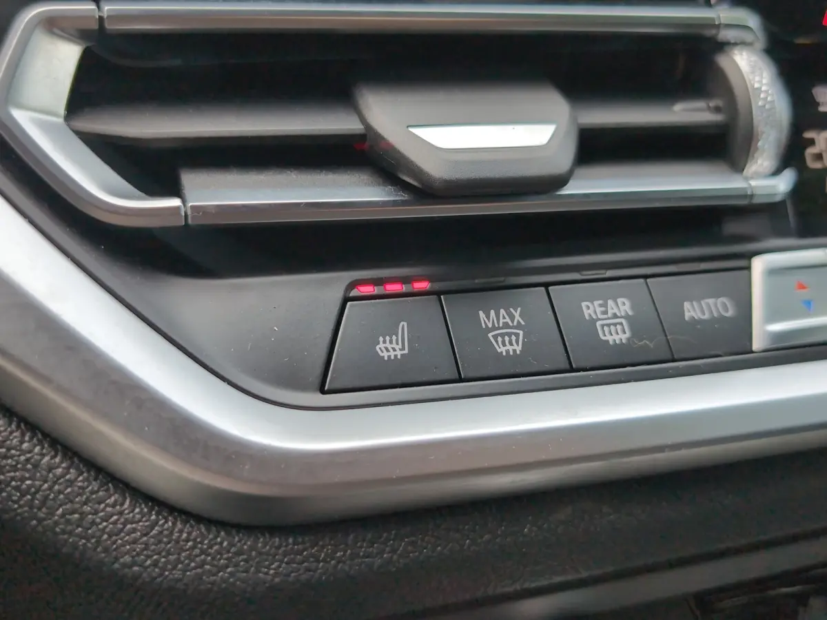 318i Executive Edition | M Sport | Harman/Kardon | Stoelverwarming | Camera | Cruise control | Navi |
