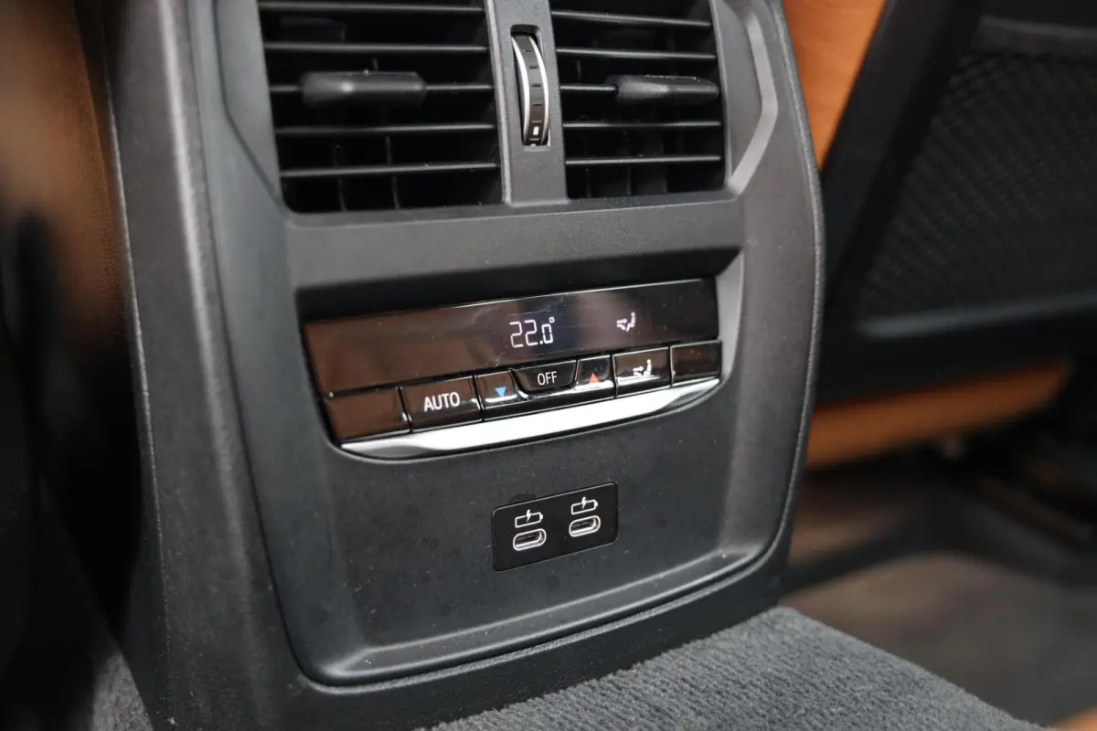 318i Business Edition Plus|Leder|Automaat|Individual|Navi|Apple carplay/Android auto|Cruise|