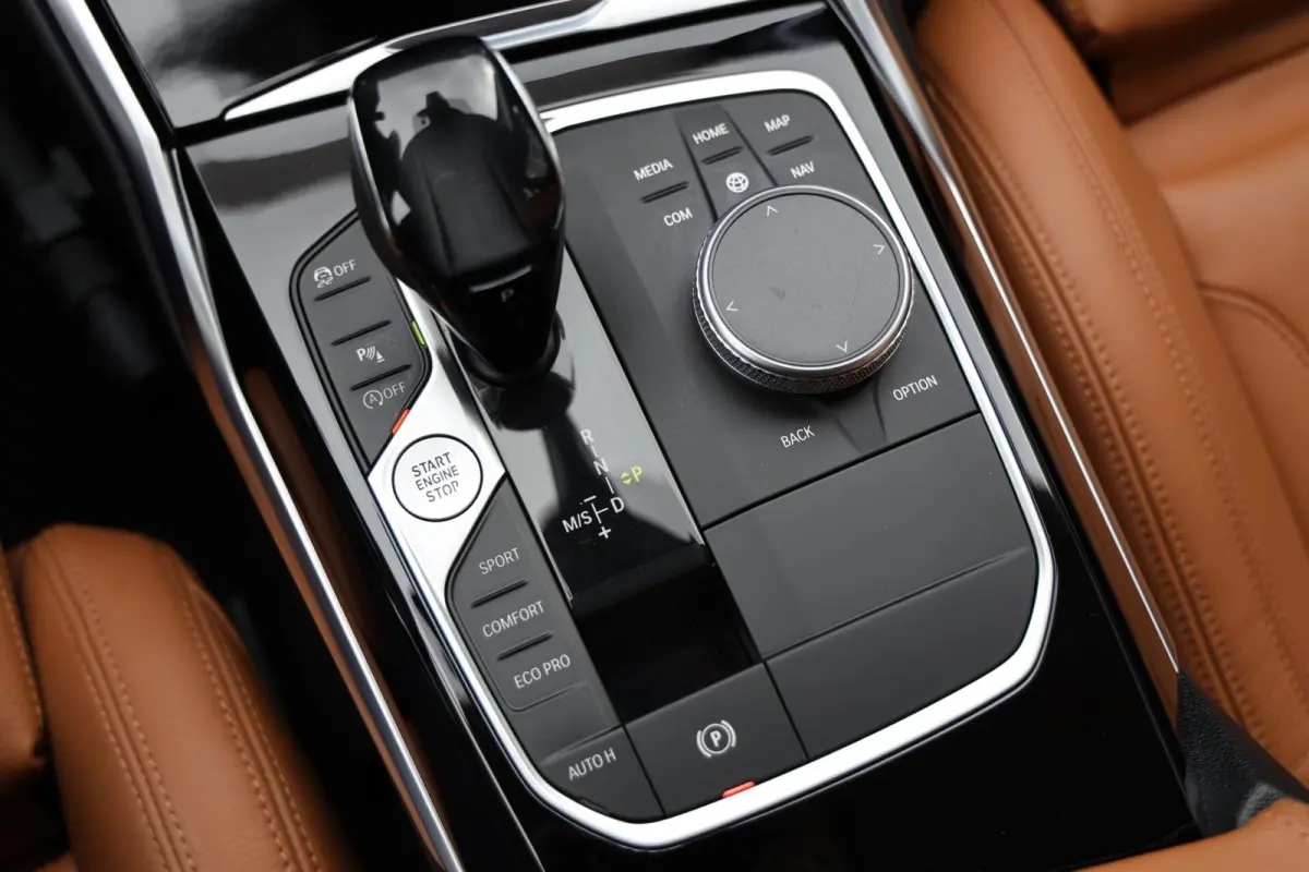 318i Business Edition Plus|Leder|Automaat|Individual|Navi|Apple carplay/Android auto|Cruise|