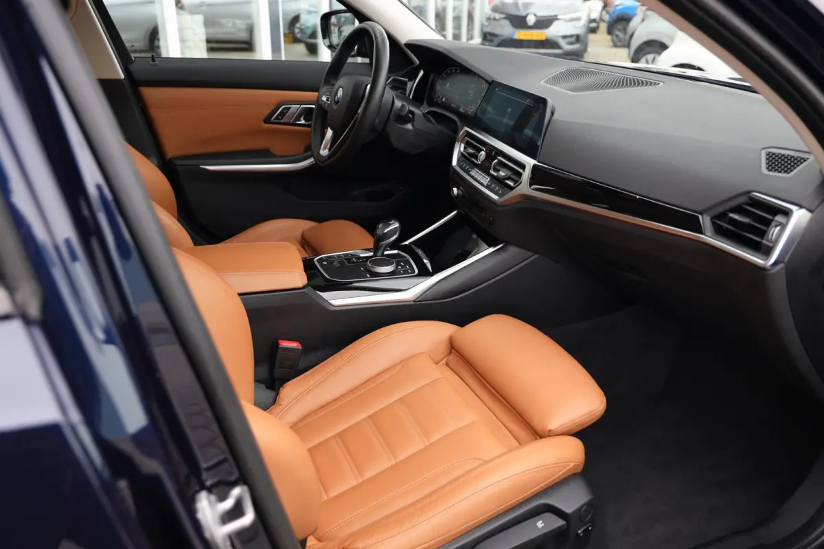 318i Business Edition Plus|Leder|Automaat|Individual|Navi|Apple carplay/Android auto|Cruise|
