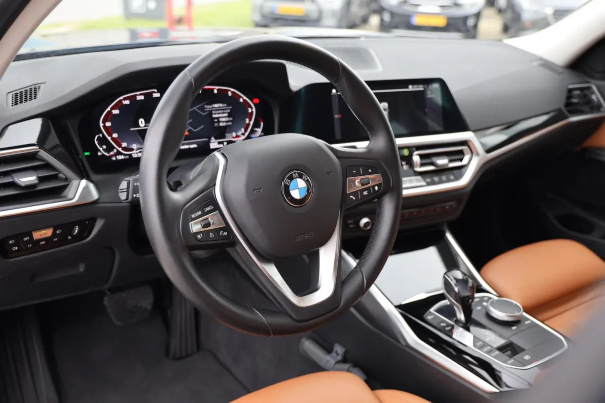 318i Business Edition Plus|Leder|Automaat|Individual|Navi|Apple carplay/Android auto|Cruise|