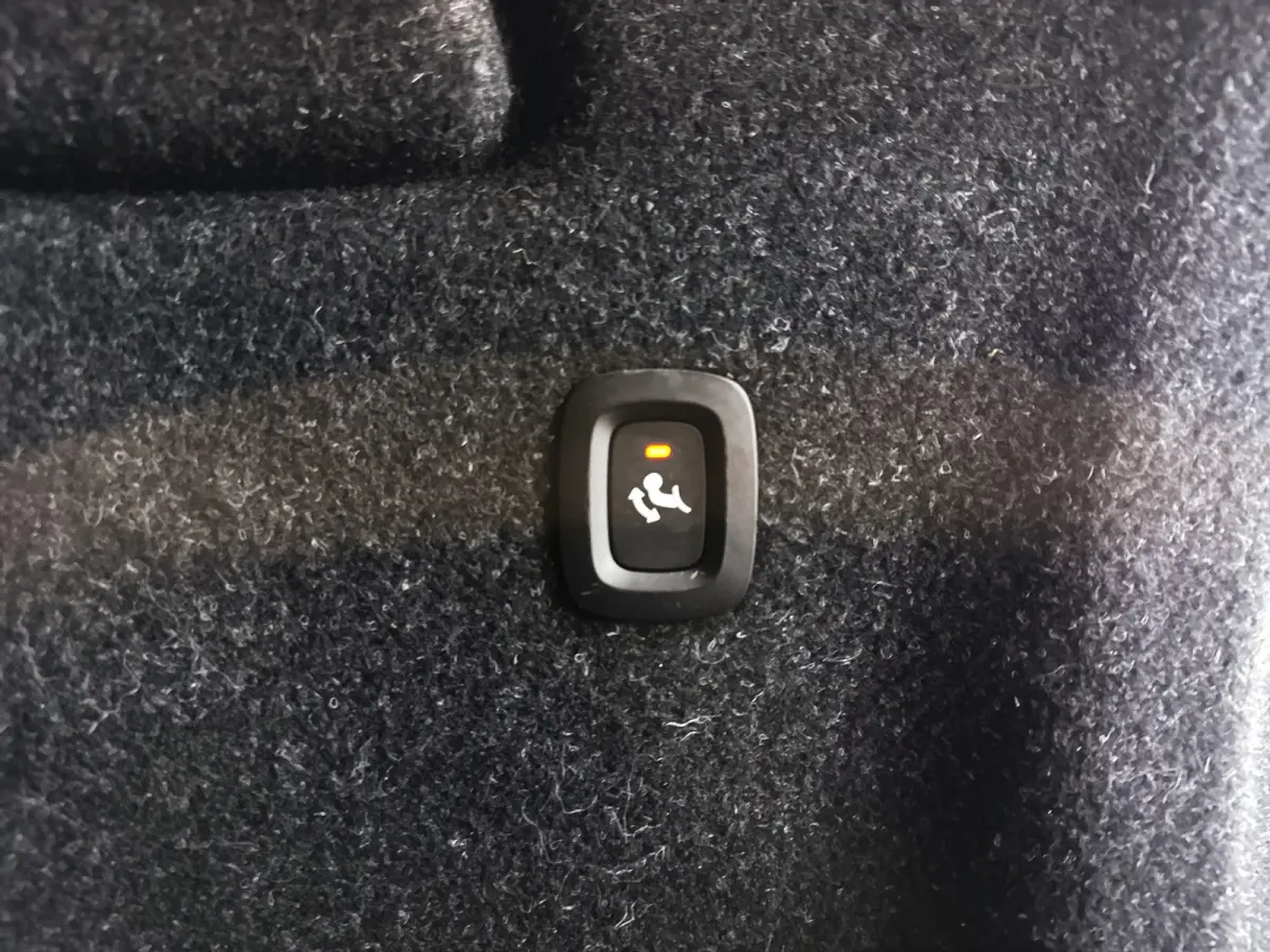 B3 Momentum | Park assist | Cruise control | Navigatie